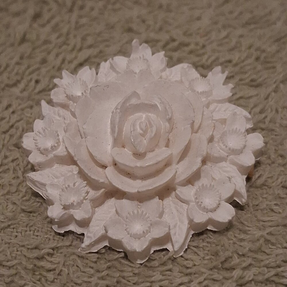 Vintage White Plastic Flower/Floral Blossom Brooch Gold Tone Pin Back